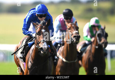 Licht und Dunkel, geritten von Jockey Callum Shephard (links) auf dem Weg zum Sieg im Porsche Zentrum Cambridge Behinderung bei Tag zwei des Moet und Chandon Juli Festival 2019 in Newmarket Racecourse. Stockfoto