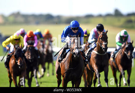 Licht und Dunkel, geritten von Jockey Callum Shephard (Mitte) auf dem Weg zum Sieg im Porsche Zentrum Cambridge Behinderung bei Tag zwei des Moet und Chandon Juli Festival 2019 in Newmarket Racecourse. Stockfoto