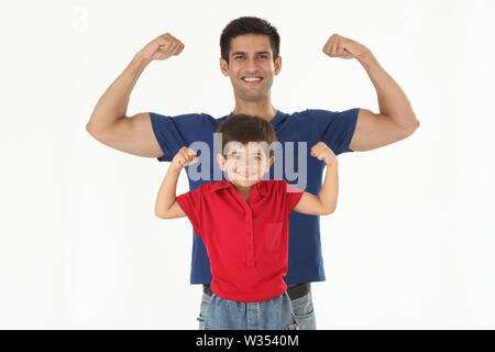 Vater und Sohn, die Muskeln Stockfoto