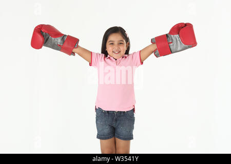 Portrait eines Mädchens, das Boxhandschuhe trägt und lächelt Stockfoto
