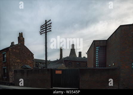 Typisch für die Industrielandschaft von Stoke-on-Trent, EINEM Flaschenofen oder Flaschenofen, bezeichnet "Bottle" die Form der Struktur Stockfoto