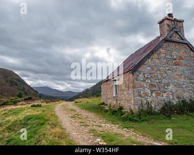 Ein Berg bothy in den Highlands von Schottland an einem bewölkten, stürmischen Tag Stockfoto