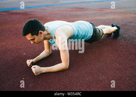 Junger Mann tun, Bewegung im Freien in New York. Sie trägt ein blaues top und Sport Shorts Stockfoto