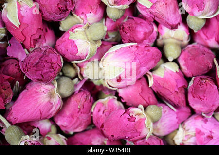Getrocknete rosenblütenblätter Hintergrund Textur closeup. Rosa Rose Makro Nahaufnahme von Heap. Stockfoto