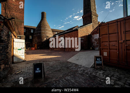 Typisch für die Industrielandschaft von Stoke-on-Trent, EINEM Flaschenofen oder Flaschenofen, bezeichnet "Bottle" die Form der Struktur Stockfoto