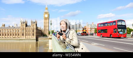 London Travel Banner mit Frau touristische, Big Ben und roten Doppeldeckerbusses. Mädchen mit Foto auf die Westminster Bridge mit Smartphone Kamera über die Themse, London, England, Großbritannien, Großbritannien. Stockfoto