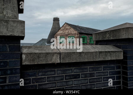 Typisch für die Industrielandschaft von Stoke-on-Trent, EINEM Flaschenofen oder Flaschenofen, bezeichnet "Bottle" die Form der Struktur Stockfoto