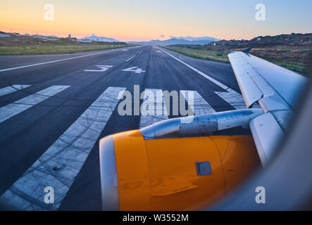 Mykonos Airport Condor aero Flugzeug Abflug auf der Insel Mykonos, Flug von Santorini Airport in der Nähe von Oia und Fira, Santorini, Griechenland am 06. Juni. 201 Stockfoto