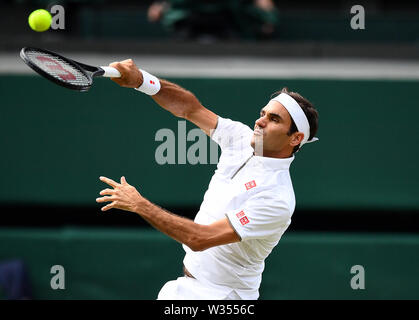 Roger Federer auf dem Center Court in seinem Halbfinale gegen Rafael Nadal am Tag elf der Wimbledon Championships in der All England Lawn Tennis und Croquet Club, Wimbledon. Stockfoto