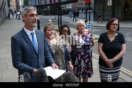 British Transport Police Detective Chief Inspector Sam Blackburn, steht mit (von links nach rechts) Svetlana Pomeroy, Witwe von Lee Pomeroy, ihr Freund Esmanda Monen, und Herrn Pomeroy Schwestern, Kim Pomeroy und Karen Blackaby, da er eine Aussage außerhalb des Old Bailey, London, nachdem Darren Pencille schuldig des Mordes an Herrn Pomeroy an Bord ein London - Zug in der Nähe von Guildford in Surrey am 4. Januar gefunden wurde. Stockfoto