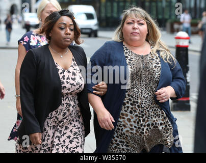 Svetlana Pomeroy, Witwe von Lee Pomeroy (rechts) und ihr Freund Esmanda Monen außerhalb des Old Bailey in London, nach Darren Pencille wurde schuldig des Mordes an ihrem Ehemann Lee Pomeroy an Bord ein London - Zug in der Nähe von Guildford in Surrey am 4. Januar gefunden. Stockfoto