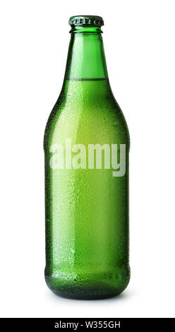 Vorderansicht von Bier in grünen Flasche mit Tropfen isoliert auf einem weißen Stockfoto