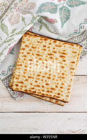 Blick von oben auf die traditionellen jüdischen Fladenbrot matzo auf hölzernen Hintergrund Stockfoto