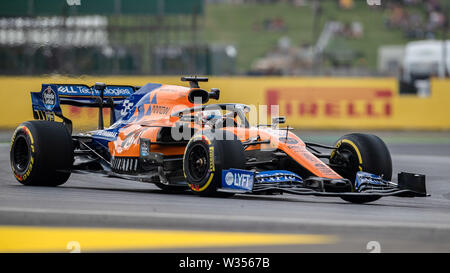 TOWCESTER, VEREINIGTES KÖNIGREICH. 12 Jul, 2019. Carlos Sainz von McLaren in der Praxis 1 während des Formel 1 Rolex Grand Prix von Großbritannien 2019 in Silverstone am Freitag, Juli 12, 2019 in TOWCESTER, ENGLAND. Credit: Taka G Wu/Alamy leben Nachrichten Stockfoto