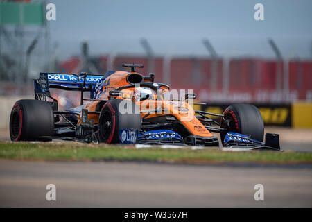 TOWCESTER, VEREINIGTES KÖNIGREICH. 12 Jul, 2019. Carlos Sainz von McLaren in der Praxis 1 während des Formel 1 Rolex Grand Prix von Großbritannien 2019 in Silverstone am Freitag, Juli 12, 2019 in TOWCESTER, ENGLAND. Credit: Taka G Wu/Alamy leben Nachrichten Stockfoto
