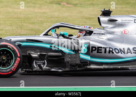 TOWCESTER, VEREINIGTES KÖNIGREICH. 12 Jul, 2019. Lewis Hamilton Mercedes begrüßt die Zuschauer nach der Praxis Sitzung 2 Während der Formel 1 Rolex Grand Prix von Großbritannien 2019 in Silverstone am Freitag, Juli 12, 2019 in TOWCESTER, ENGLAND. Credit: Taka G Wu/Alamy leben Nachrichten Stockfoto