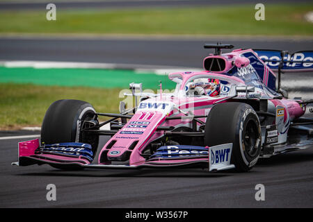 TOWCESTER, VEREINIGTES KÖNIGREICH. 12 Jul, 2019. Sergio Perez von Racing Point in der Praxis Sitzung 2 Während der Formel 1 Rolex Grand Prix von Großbritannien 2019 in Silverstone am Freitag, Juli 12, 2019 in TOWCESTER, ENGLAND. Credit: Taka G Wu/Alamy leben Nachrichten Stockfoto