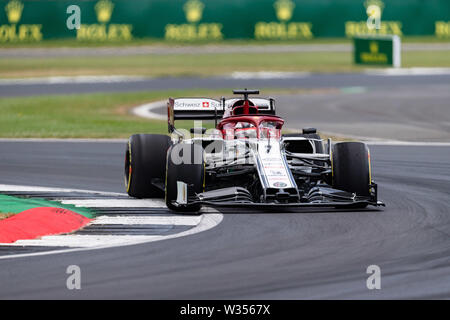 TOWCESTER, VEREINIGTES KÖNIGREICH. 12 Jul, 2019. Kimi Räikkönen von Alfa Romeo Racing in der Praxis Sitzung 2 Während der Formel 1 Rolex Grand Prix von Großbritannien 2019 in Silverstone am Freitag, Juli 12, 2019 in TOWCESTER, ENGLAND. Credit: Taka G Wu/Alamy leben Nachrichten Stockfoto