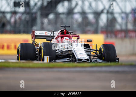 TOWCESTER, VEREINIGTES KÖNIGREICH. 12 Jul, 2019. Kimi Räikkönen von Alfa Romeo Racing in der Praxis 1 während des Formel 1 Rolex Grand Prix von Großbritannien 2019 in Silverstone am Freitag, Juli 12, 2019 in TOWCESTER, ENGLAND. Credit: Taka G Wu/Alamy leben Nachrichten Stockfoto