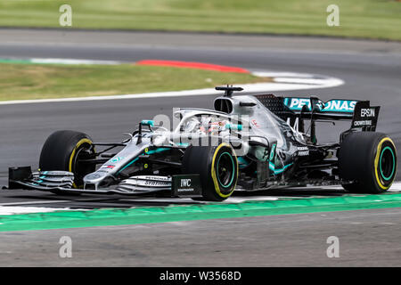 TOWCESTER, VEREINIGTES KÖNIGREICH. 12 Jul, 2019. Lewis Hamilton Mercedes in der Praxis Sitzung 2 Während der Formel 1 Rolex Grand Prix von Großbritannien 2019 in Silverstone am Freitag, Juli 12, 2019 in TOWCESTER, ENGLAND. Credit: Taka G Wu/Alamy leben Nachrichten Stockfoto