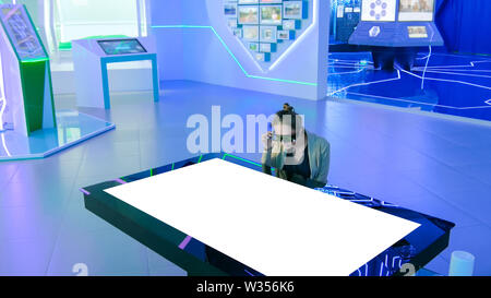 Augmented Reality interaktives Erlebnis - mock up weißes Display Stockfoto