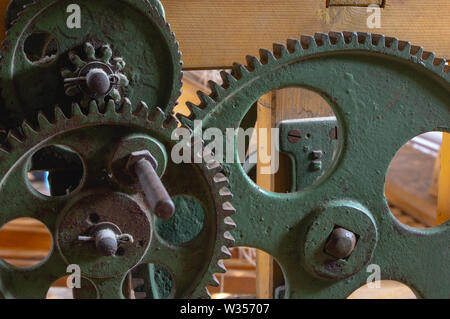 Closeup Detail von Cog wheel Aufzugsgetriebe auf hölzernen Hand Webstuhl Stockfoto