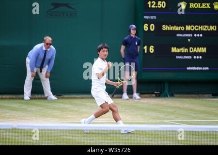 Wimbledon, London, UK. 12. Juli 2019. Wimbledon, London, UK. 12. Juli 2019. Shintaro Mochizuki von Japan reagiert während des Jungen singles Halbfinale von Wimbledon Lawn Tennis Championships gegen Martin Damm der Vereinigten Staaten bei den All England Lawn Tennis und Croquet Club in London, England am 12. Juli 2019. Quelle: LBA/Alamy leben Nachrichten Stockfoto