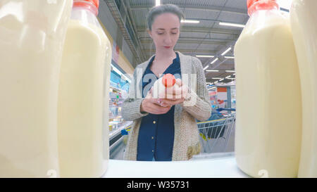 Frau kaufen frische Milch im Supermarkt Stockfoto