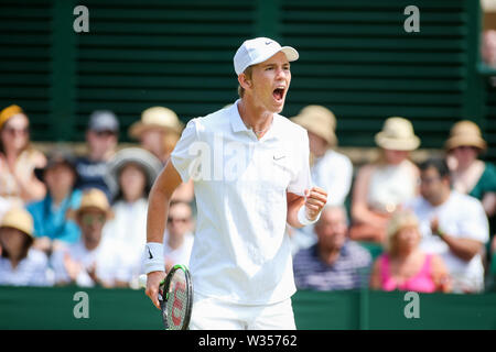 Wimbledon, London, UK. 12. Juli 2019. Wimbledon, London, UK. 12. Juli 2019. Martin Damm der Vereinigten Staaten reagiert während des Jungen singles Halbfinale von Wimbledon Lawn Tennis Championships gegen Shintaro Mochizuki Japans in der All England Lawn Tennis und Croquet Club in London, England am 12. Juli 2019. Quelle: LBA/Alamy leben Nachrichten Stockfoto