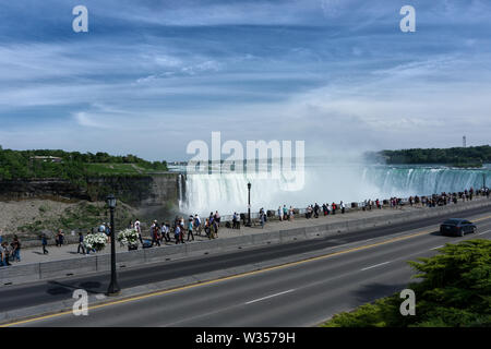 Kanada Ontario Niagarafälle Juni 2019, viele Menschen besuchen die Fälle Stockfoto