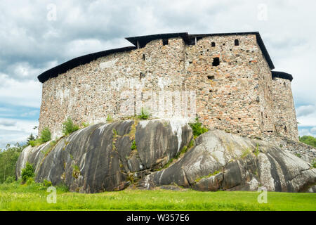 Mittelalterliche Raseborg Burg auf einem Felsen in Finnland im Sommer Stockfoto