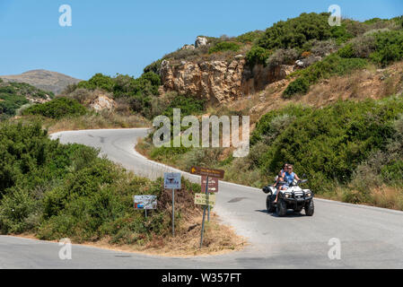 Kreta, Griechenland. Juni 2019. Paar reiten ein Quad auf einem Feldweg bei Rodopos in der Nähe von Kissamos, Kreta, Stockfoto