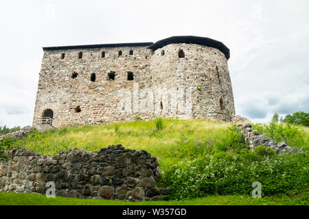 Mittelalterliche Raseborg Burg auf einem Felsen in Finnland im Sommer Stockfoto