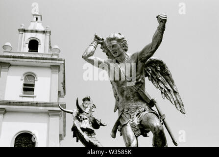 Den Erzengel Michael slaying Satan wie ein Drache außerhalb von San Miguel Kirche in Manila auf den Philippinen in Südostasien im Fernen Osten. Stockfoto