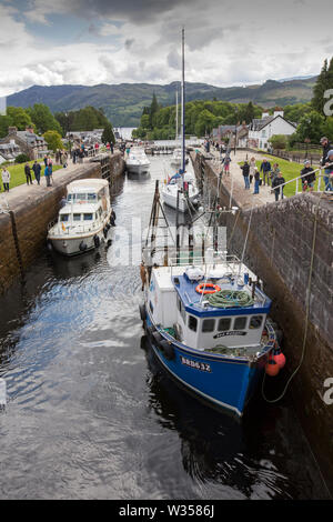 Ein fischtrawler und andere Schiffe in die Schleusen auf dem Caledonian Canal in Fort Augustus am Loch Ness, Schottland, Großbritannien. Stockfoto