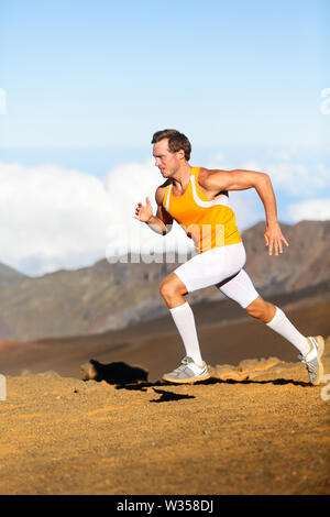 Runner. Laufender Mann auf cross country Trail laufen Marathon in schöner Landschaft Natur. Stockfoto