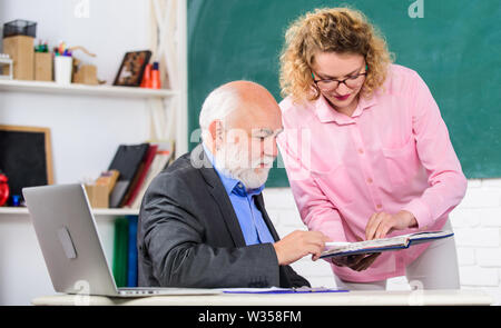 Schwierig zu erklären. Lösen von mathematischen Aufgaben. Buchen Sie Quelle wissen. School Buch Konzept. Helfen Sie mir bitte. Hausaufgaben prüfen. Schüler, Lehrer über Aufgabe. Lehrer und Schüler auf der Suche nach Buch. Stockfoto