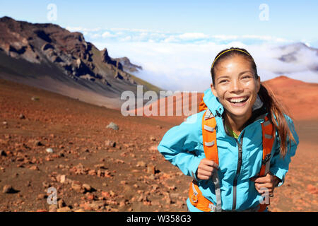 Wandern - Wanderer zu Fuß auf Vulkan. Frau Fuß lächelnd glücklich an schöne Natur Landschaft der Berge suchen, East Maui Vulkan Haleakala National Park Hawaii, USA. Stockfoto