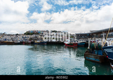 Hafen von Brixham, Devon, bei bewölktem Himmel Stockfoto