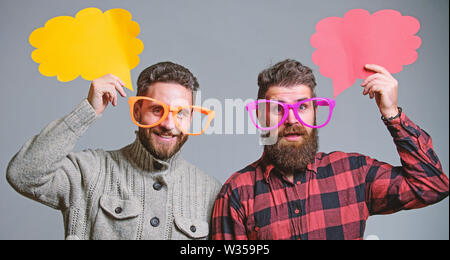 Männer Witze. Teilen Stellungnahme Sprechblase kopieren. Comic und Humor Sinn. Männer mit Bart und Schnurrbart reife hipster Verschleiß lustige Brillen. Humor Konzept erklären. Lustige Geschichte und Humor. Komische Idee. Stockfoto