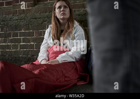 Gefährdete Obdachlose Teenager Schlafen auf der Straße Stockfoto