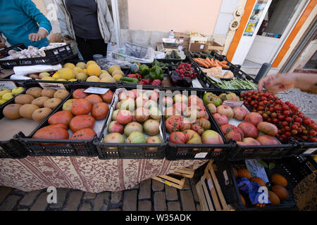 Reife Früchte in den portugiesischen Markt Stockfoto