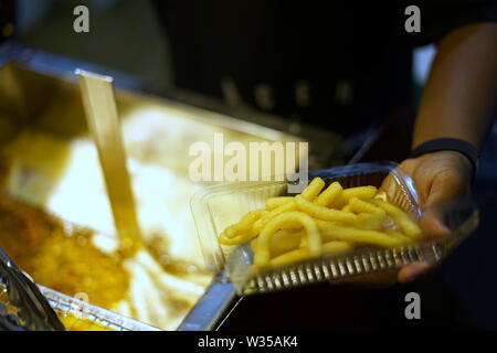 Fast Food, Pommes Frites in der Friteuse auf lokaler Nacht Markt Stockfoto