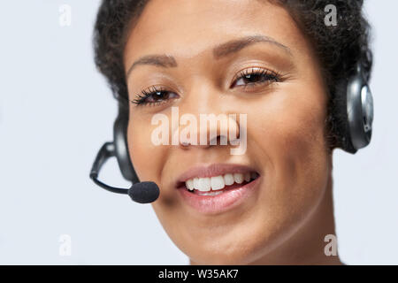 Nahaufnahme von Geschäftsfrau tragen Telefon Headset in die Abteilung Customer Services Stockfoto