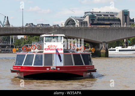 Millennium Dawn von City Cruises Ausflugsdampfer auf der Themse, London, UK. Stockfoto