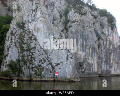 Felsen auf der Donau verunreinigen Romania-Serbia Grenze Stockfoto