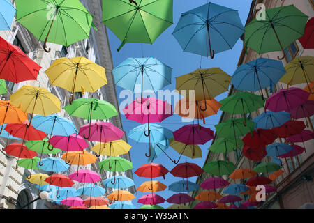 Farbige Sonnenschirme von Timisoara, Rumänien, 2019 Stockfoto