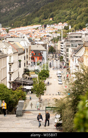 Der Blick von den Stufen der St.-John-Kirche (Johannesburg) auf das Stadtzentrum von Bergen, Norwegen. Stockfoto