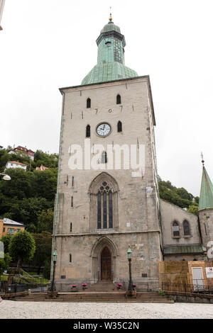 Die Kathedrale von Bergen (Domkirke), eine gothische Kirche mit Kirchturm in Bergen, Norwegen. Stockfoto