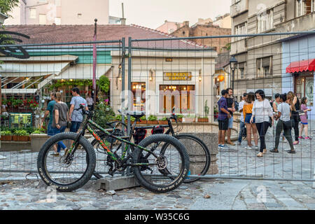 Belgrad, Serbien 5. Juli 2019: Fahrräder, lehnte sich gegen eine Baustelle Zaun an Skadarska Straße, auch bekannt als Skadarlija Stockfoto